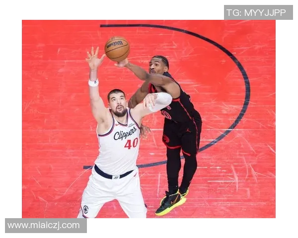 快船队与猛龙队激战正酣NBA赛季精彩对决引发球迷热议